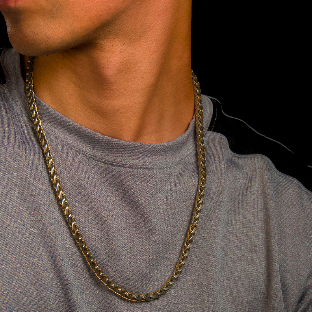 Kedjan bärs över svart t-shirt i avslappnad men trendig look.
#en:color_gold,sv:farg_guld
