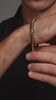 Visar viper armbandet med mörk outfit.#en:color_gold,sv:farg_guld