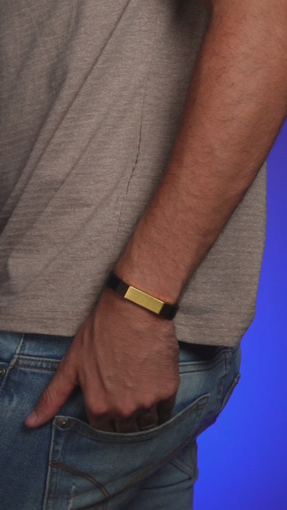 armbandet i fokus på handled, avslappnad pose och modern vibe.